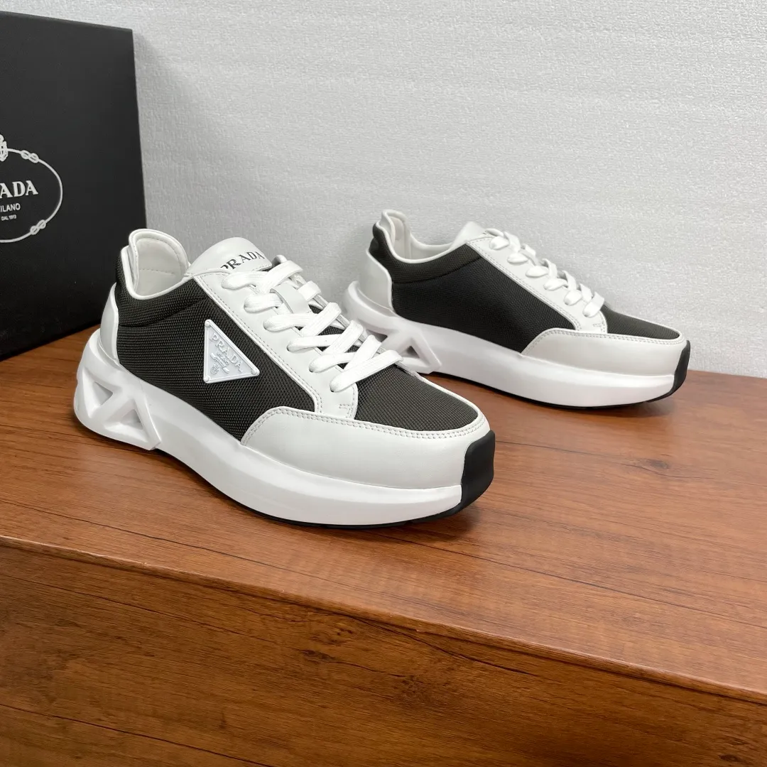 💰720 Code: YS003342 Prada/Prada men's new mesh stitching sneakers. This sneaker presents a modern version, reinterpreting the brand's archive style with clean lines and smooth details. The shoes are made of calf leather and technical fabric, with a triangular metal logo on the outside, bright TPU decoration on the heel, and a longer and padded inner heel design for a more comfortable fit. The tongue is decorated with a silk-screen logo, and is paired with a hollow rubber sole on the heel. The full cowhide lining comes standard with logo cowhide foot pads, making the upper foot taller, more comfortable, and versatile! Comes with full original packaging! Code number: 39-40-41-42-43-44 Standard leather shoe size (45 can be customized and returns are not supported) Item number: 2EE918 mesh dark green